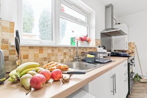 Kylskåp, mikrovågsugn, ugn och spishäll