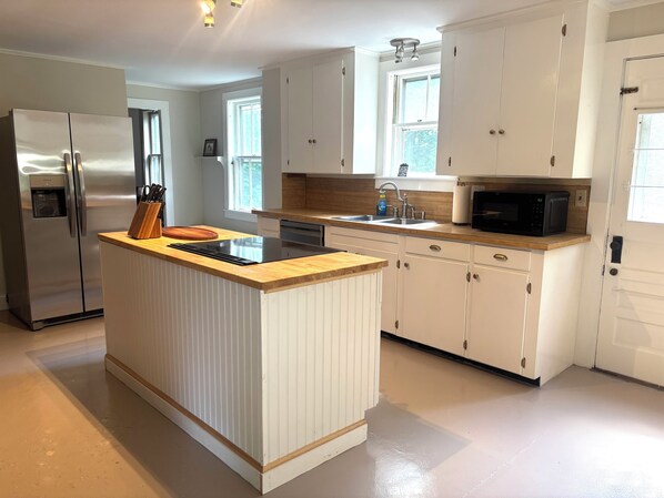 Kylskåp, mikrovågsugn, ugn och spishäll