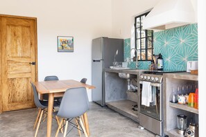 Private kitchen - Kitchen, Saltwater Pool, Fast Wifi, Queen Bed, Air Conditioning - "Mar" (San Francisco)
