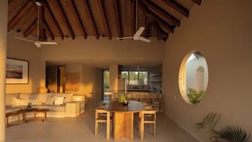 Condo de lujo, 3 habitaciones, balcón, vista a la playa | Área de sala de estar