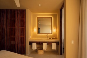 Luxury Condo, 3 Bedrooms, Balcony, Beach View | Bathroom