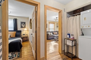 2 bedrooms, desk, iron/ironing board, travel crib - Downtown Oasis Walk to UTC, Zoo & Erlanger Pets (Chattanooga)