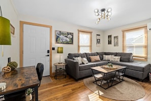 Smart TV, books - Downtown Oasis Walk to UTC, Zoo & Erlanger Pets (Chattanooga)