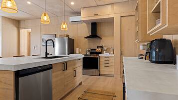 Frigorífico, microondas, horno y placa de cocina