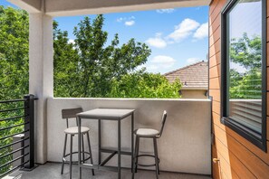 Outdoor dining - New Modern 2-Bedroom Retreat in Downtown Hurricane Near Zion & Bryce Canyon! (Hurricane)
