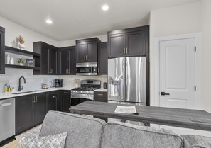 Een koelkast, een kookplaat