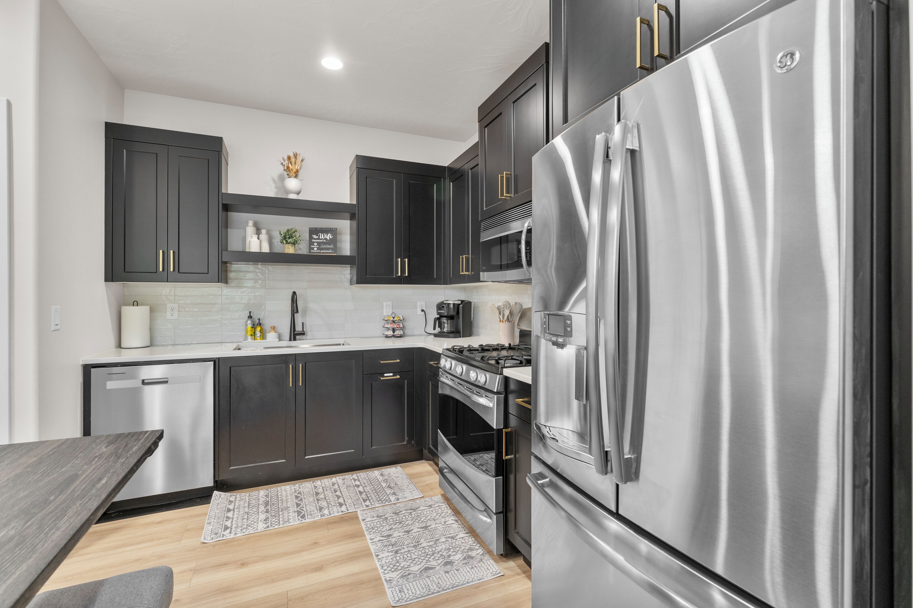 Een koelkast, een kookplaat, milieuvriendelijke schoonmaakproducten