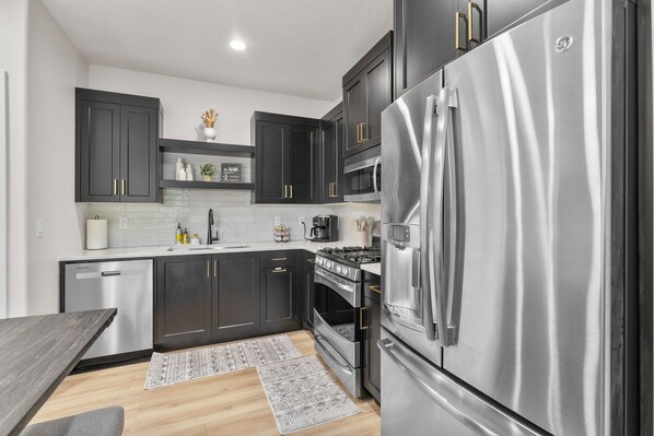 Fridge, stovetop, eco-friendly cleaning products - Stylish New Downtown Loft Near Zion, Hiking, Golf & Food! (Hurricane)