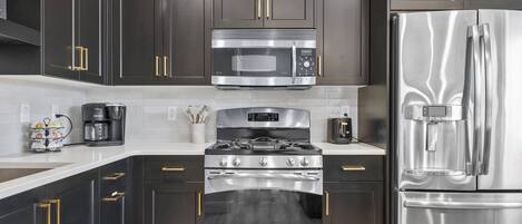 ثلاجة، موقد طهي مسطح، مواد تنظيف صديقة للبيئة