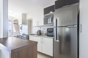 Geladeira, micro-ondas, fogão, cooktop