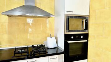 Frigorífico, placa de cocina, cafetera o tetera y tostadora