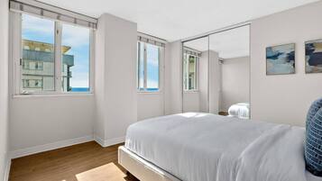 3 habitaciones, tabla de planchar con plancha y cuna de viaje