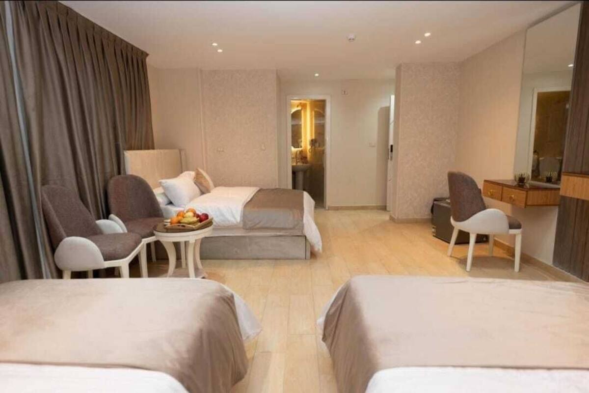 Quarto triplo família | Roupas de cama premium, cofres nos quartos, quartos à prova de som