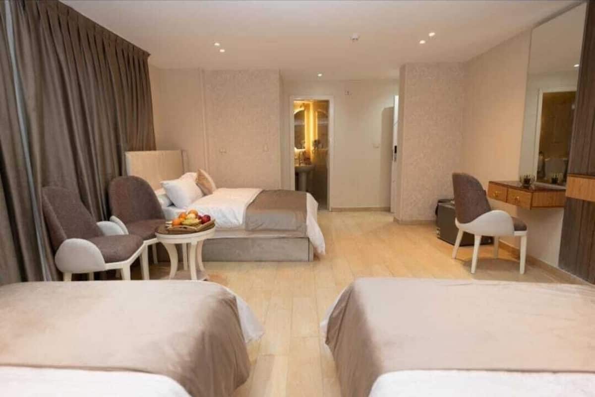 Habitación triple familiar | Sábanas de algodón egipcio y ropa de cama de alta calidad