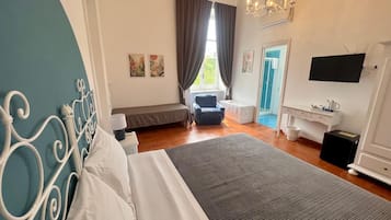 Caja de seguridad en la habitación y cortinas blackout