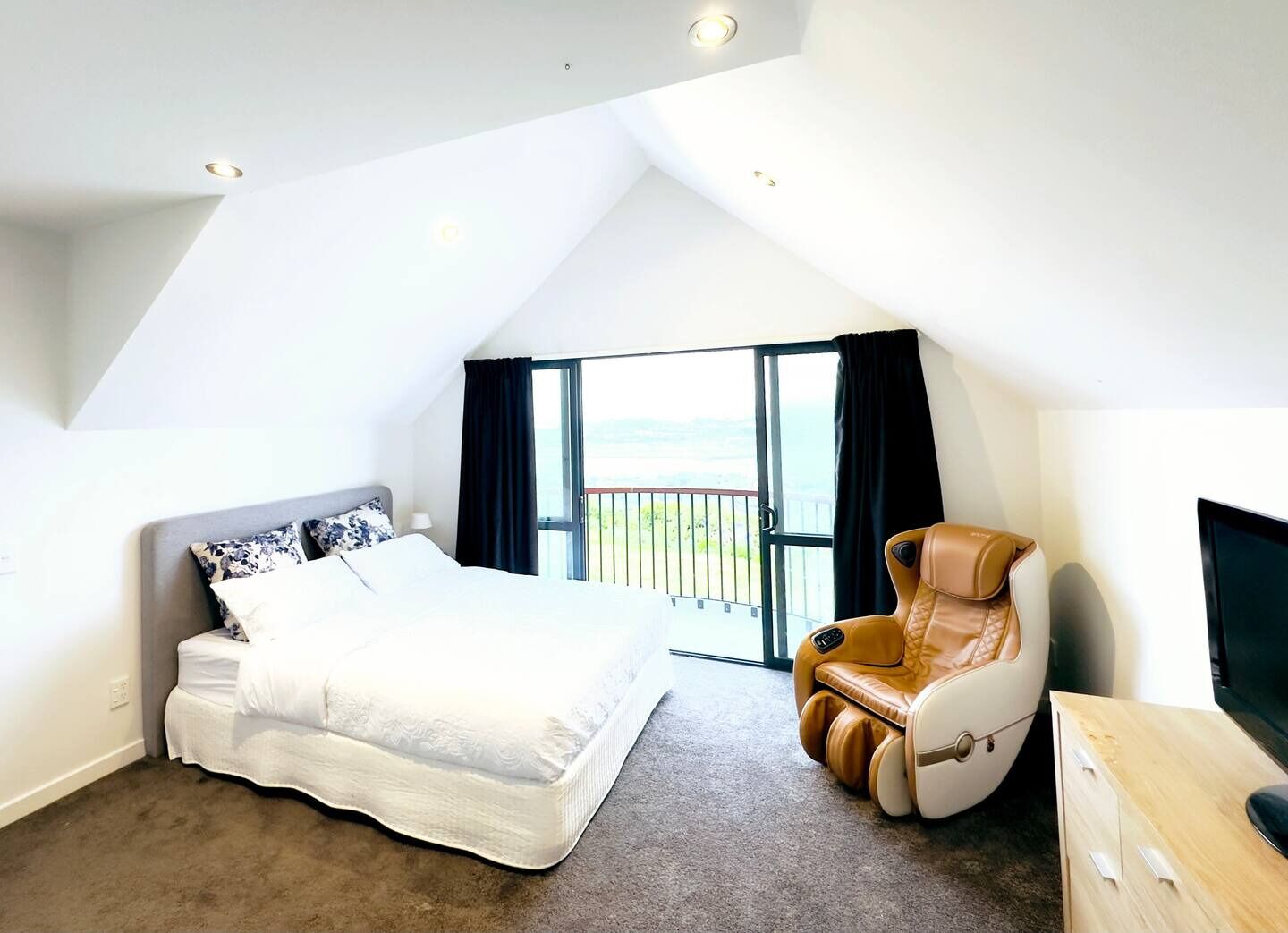 4 habitaciones, escritorio, tabla de planchar con plancha y wifi 