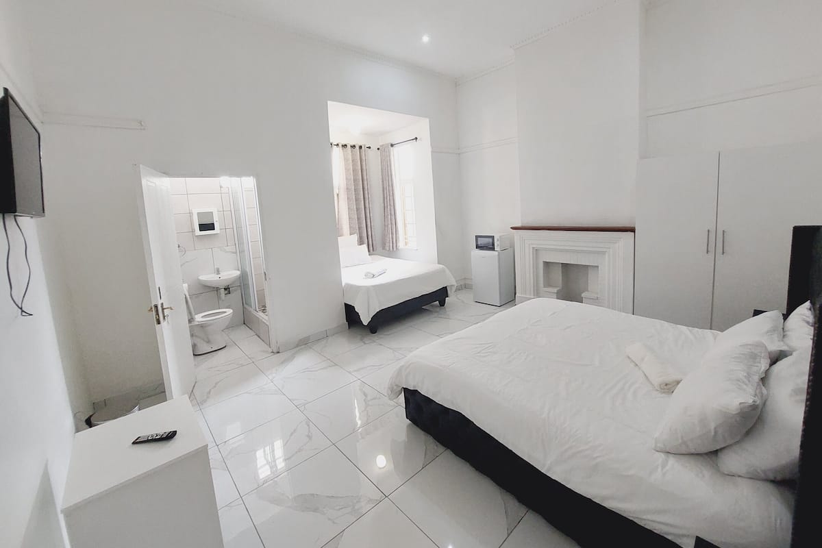 Minibar, iron/ironing board, free WiFi