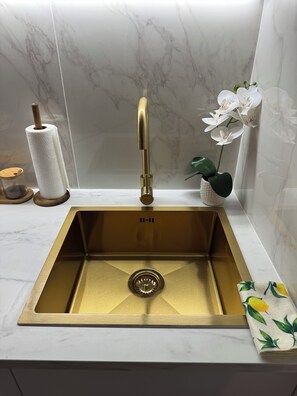 Hair dryer, towels, soap, toilet paper - Mirazur Fabron (Nice)