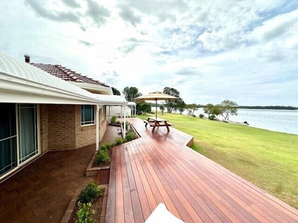 Outdoor dining - Crystal Palms, where every moment is a chance to unwind and embrace the beauty of coastal living. (Yamba)