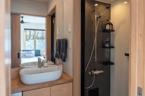 Shower, hair dryer, bidet, towels