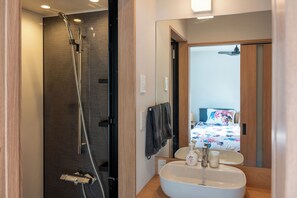 Dusche, Haartrockner, Bidet, Handtücher