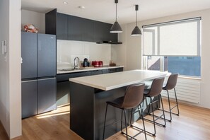 Kühlschrank, Mikrowelle, Ofen, Herdplatte