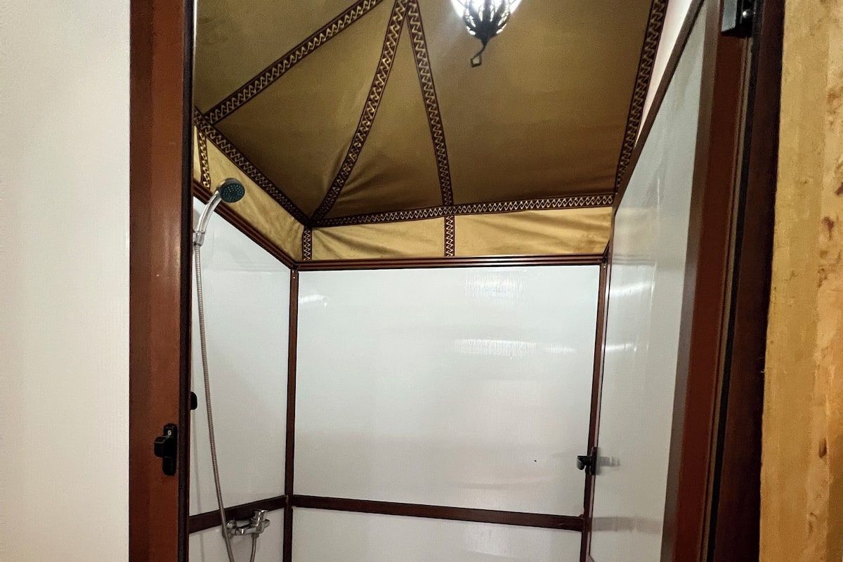Chambre Deluxe double ou avec lits jumeaux | Salle de bain | Serviettes fournies, savon, shampooing, papier de toilette