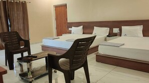 Desk, laptop workspace, soundproofing, free WiFi - LIMRA FARM HOUSE  (Anaimalai)