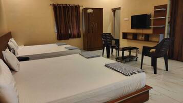 مكتب ومساحة عمل للكمبيوتر المحمول وتجهيزات عازلة للصوت وواي فاي مجانًا