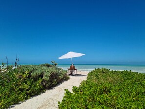 Sun-loungers, beach towels - Casa Awakening - Barefoot Luxury Beachfront Villa (El Cuyo)