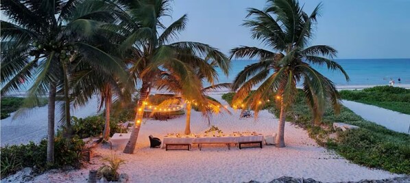 Sun-loungers, beach towels - Casa Awakening - Barefoot Luxury Beachfront Villa (El Cuyo)