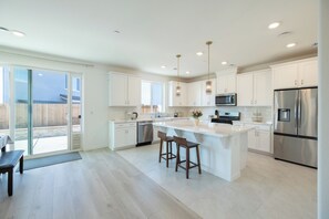 Een koelkast, een microgolfoven, een oven, een kookplaat