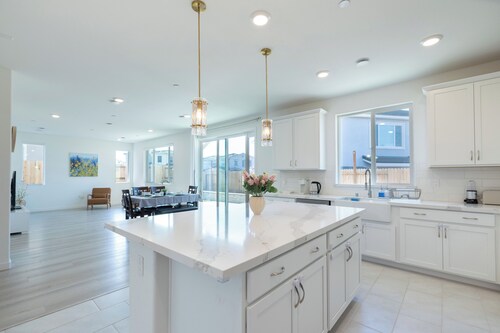 Modern Charming 4BR Home: Family Friendly, Office Space, Fast WiFi, Free Parking