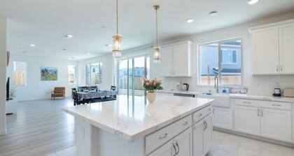 Modern Charming 4BR Home: Family Friendly, Office Space, Fast WiFi, Free Parking