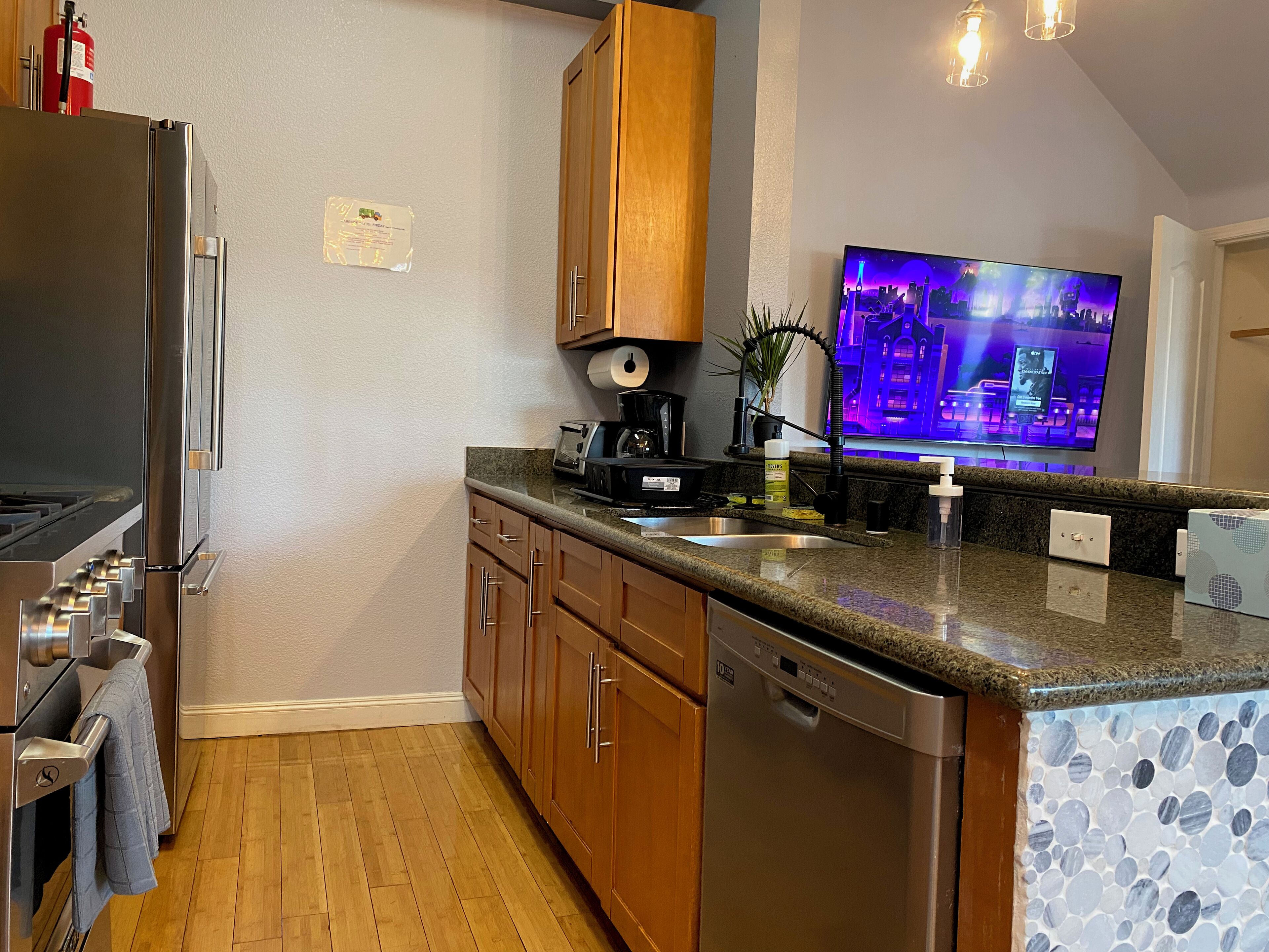 Réfrigérateur, micro-ondes, four, plaque de cuisson