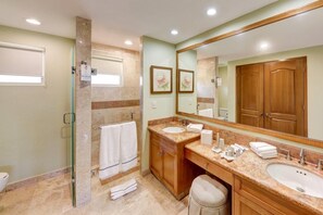 Hair dryer, towels, soap, toilet paper - Stunning beach resort, private balcony ocean view. Sleeps 6 Perfect-getaway! (Cabo San Lucas)