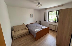 2 bedrooms, iron/ironing board, free WiFi, bed sheets