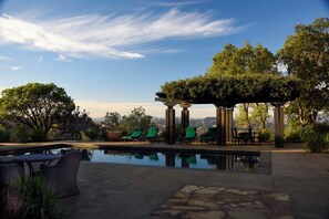 Una piscina al aire libre, una piscina climatizada