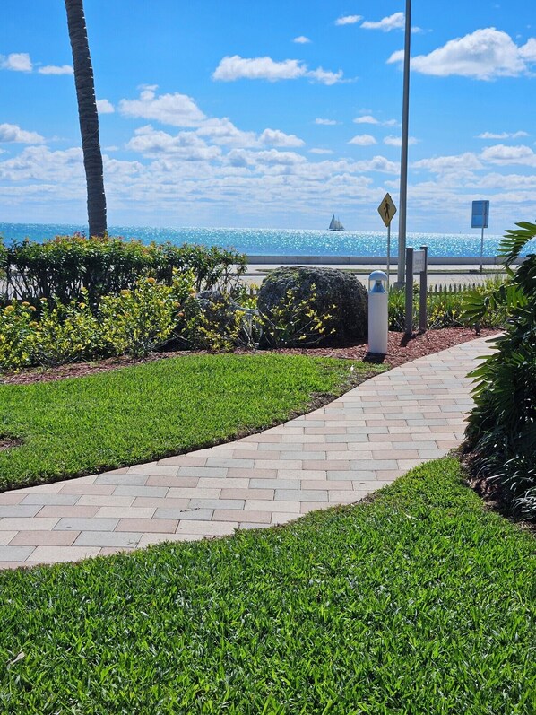 Property grounds - Charming 2-bedroom resort with WiFi, fitness room in phenomenal Key West. (Key West)