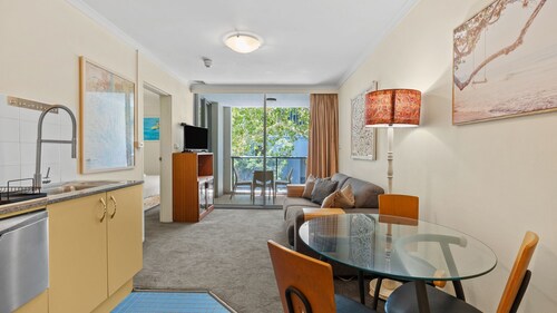 Retro Chippendale Stay - Pool & Gym Access