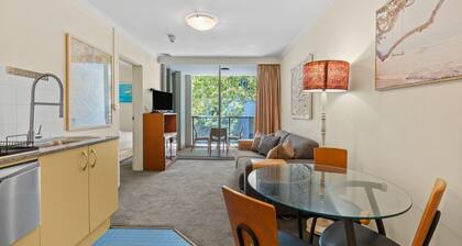 Retro Chippendale Stay - Pool & Gym Access