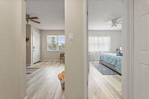 2 bedrooms, desk, WiFi, bed sheets