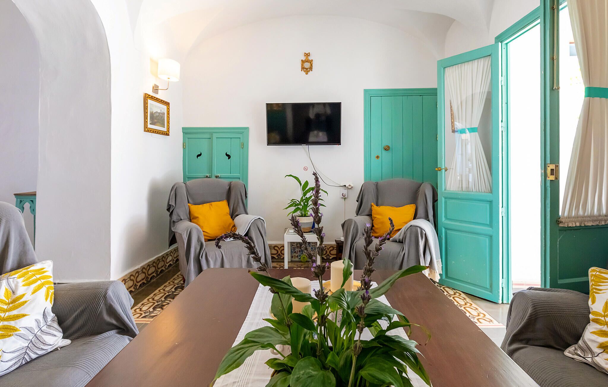 Een smart-tv en een open haard