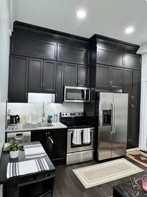 Private kitchen - Cozy 1-bedroom with WiFi and AC in charming private location (Brampton)