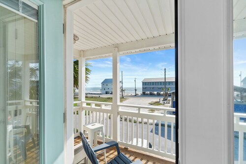 3-Bedroom Beach House | 1 Min Walk | Gulf View