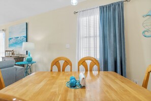 Dining - 3-Bedroom Gulf Views Retreat - 1 Min to Beach (Mexico Beach)