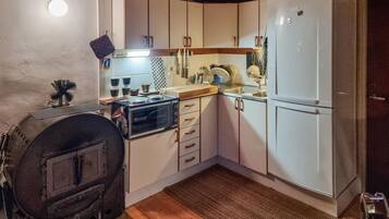 Refrigerador, parrilla de estufa y cafetera y tetera
