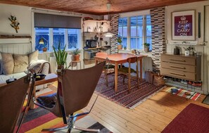 Fireplace - Lovely home in Lidköping with WiFi (Lidköping)