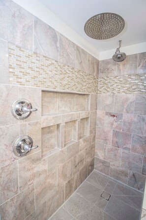 Shower, towels, soap, toilet paper - Lakehouse - Sleeps up to 20 w/ free boat slip.
WINTER REMODEL - PICS COMING SOON (Noblesville)