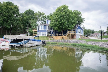 Exterior. Lakehouse - Sleeps up to 20 w/ free boat slip.
WINTER REMODEL - PICS COMING SOON